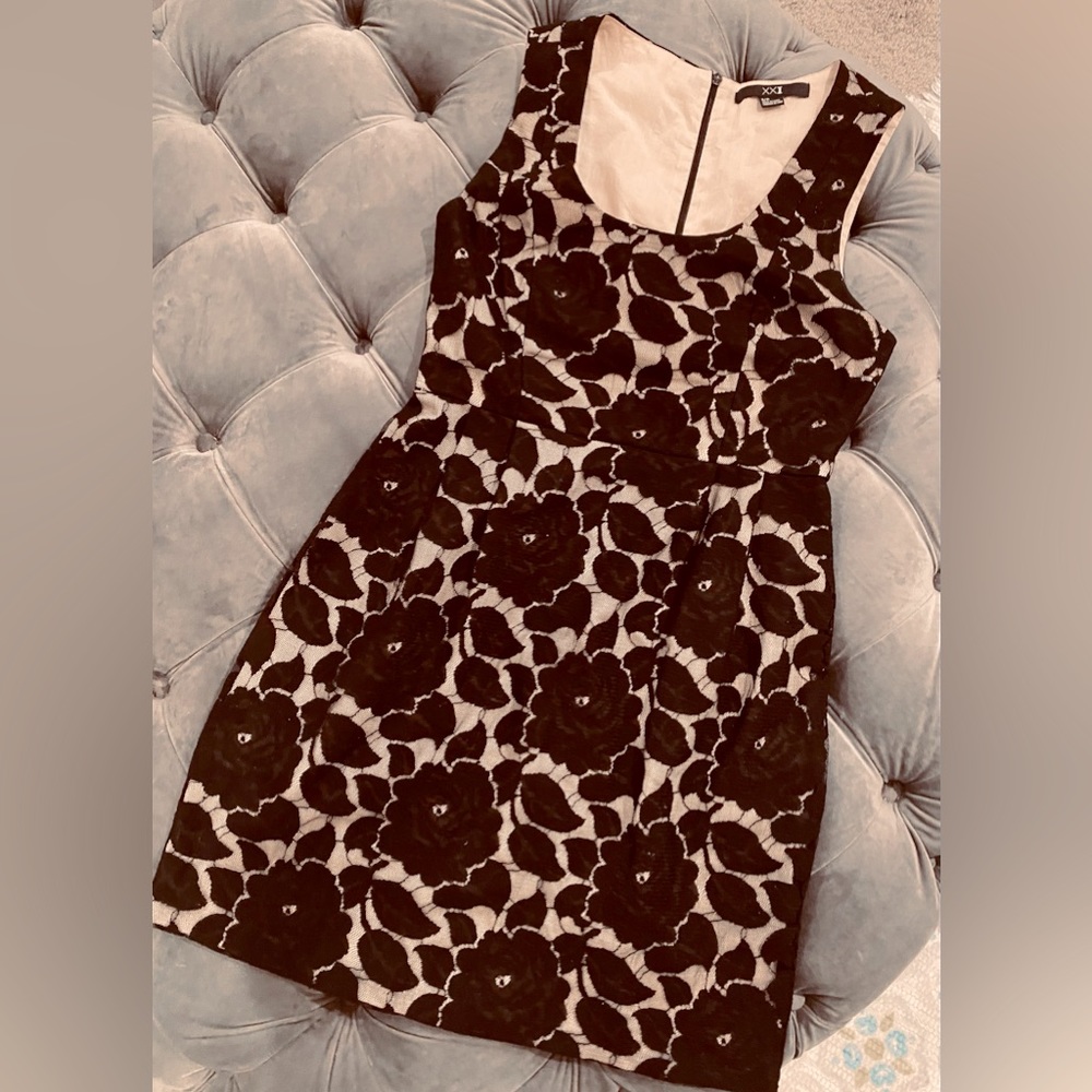 XXI Floral Lace‎ Overlay Cocktail Dress with Nude Color Lining. Size Small